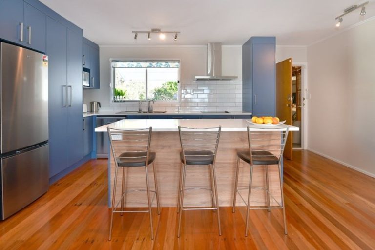 Photo of property in 98 Vipond Road, Stanmore Bay, Whangaparaoa, 0932