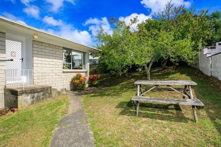Photo of property in 2/19 Hamilton Place, Glenfield, Auckland, 0629