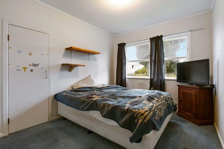 Photo of property in 59 Divich Avenue, Te Atatu South, Auckland, 0610