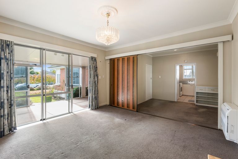 Photo of property in 16 Coopers Road, Dallington, Christchurch, 8061