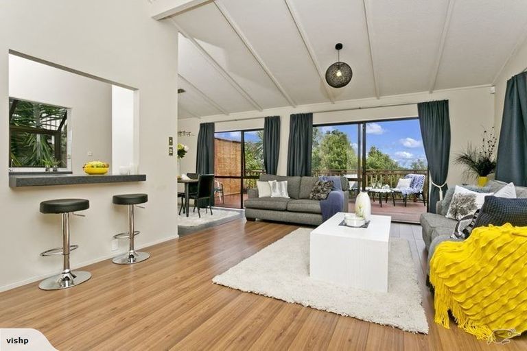 Photo of property in 2/96a Birkdale Road, Birkdale, Auckland, 0626