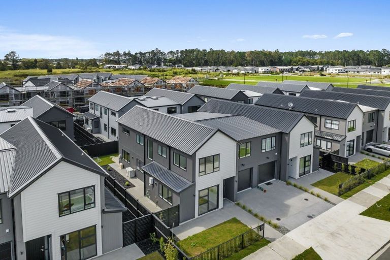 Photo of property in 18 Cara Avenue, Kumeu, 0810