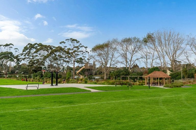 Photo of property in 10 Beaubank Road, Kelston, Auckland, 0602