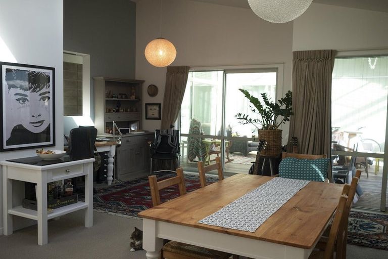 Photo of property in 15 Pukatea Street, Eastbourne, Lower Hutt, 5013