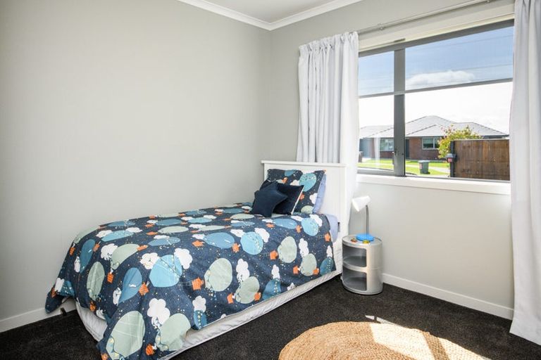 Photo of property in 10 Mediterranean Grove, Fitzherbert, Palmerston North, 4410