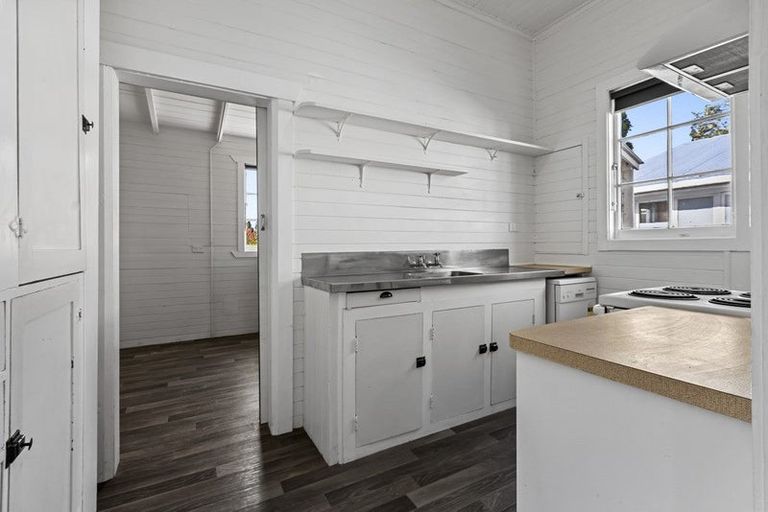 Photo of property in 25 Paynters Avenue, Strandon, New Plymouth, 4312