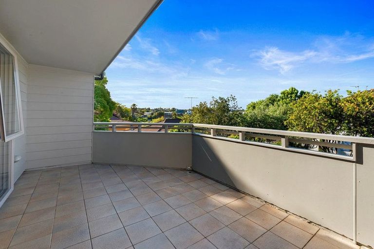 Photo of property in 2c Braemar Road, Rothesay Bay, Auckland, 0630