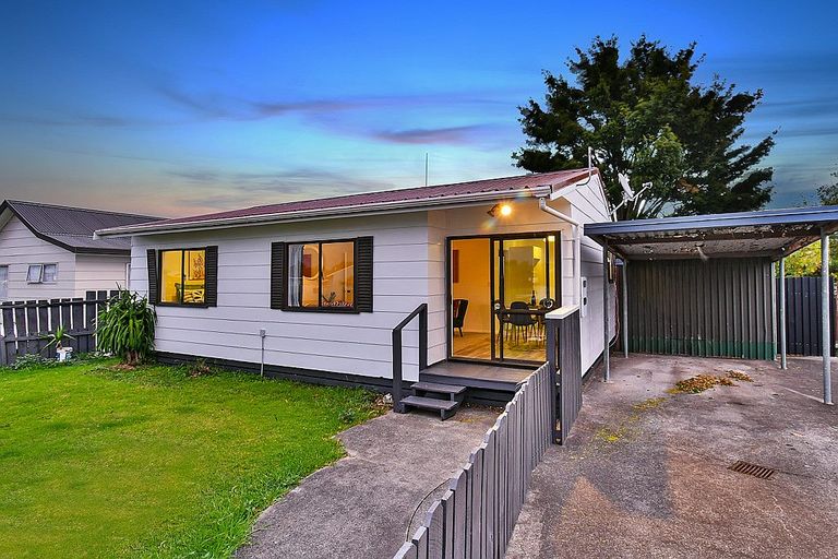 Photo of property in 1/12 De Bloge Place, Clendon Park, Auckland, 2103