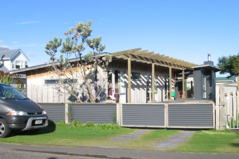 Photo of property in 6 Hohiria Street, Waikanae Beach, Waikanae, 5036