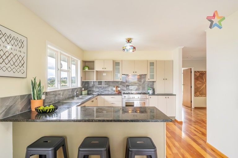 Photo of property in 102 Dowse Drive, Maungaraki, Lower Hutt, 5010