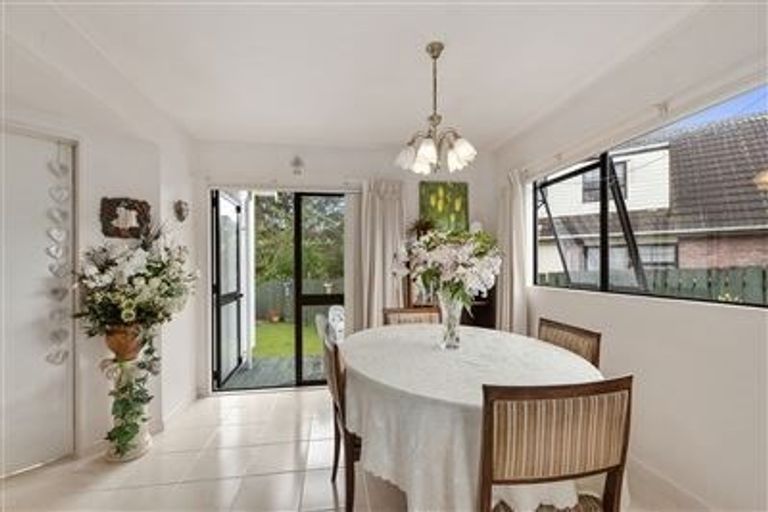 Photo of property in 2/12 Centorian Drive, Windsor Park, Auckland, 0632
