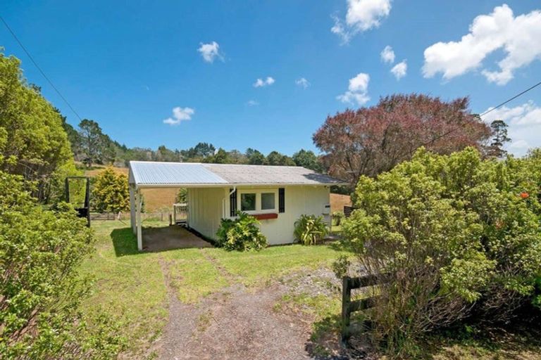 Photo of property in 57 Candia Road, Henderson Valley, Auckland, 0614