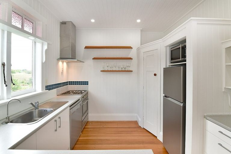 Photo of property in 2 St James Avenue, Helensville, 0800