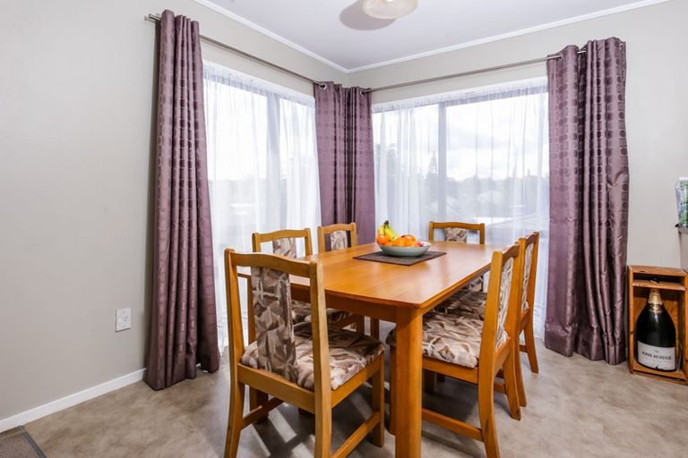 Photo of property in 10 Rena Place, West Harbour, Auckland, 0618