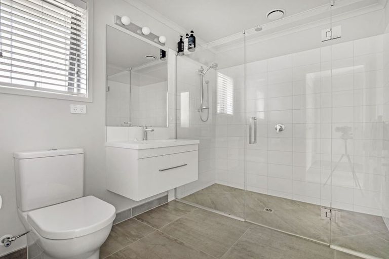 Photo of property in 18 Kaipara Lake Road, South Head, Helensville, 0874