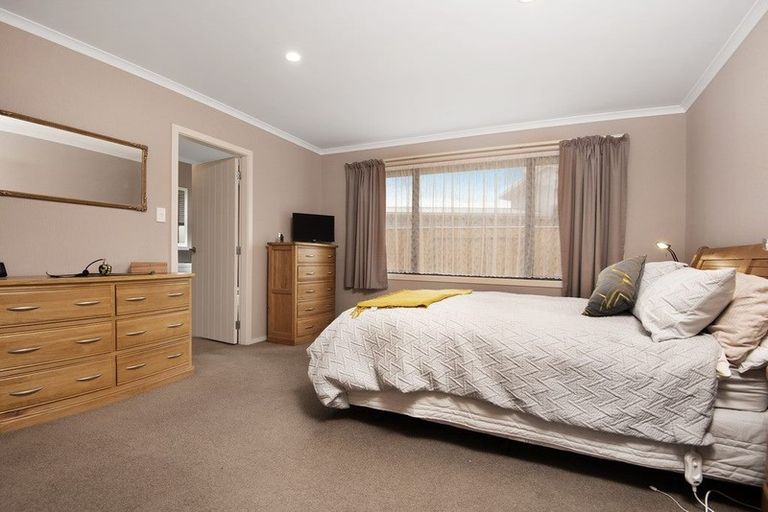 Photo of property in 20 Chestnut Close, Kelvin Grove, Palmerston North, 4414