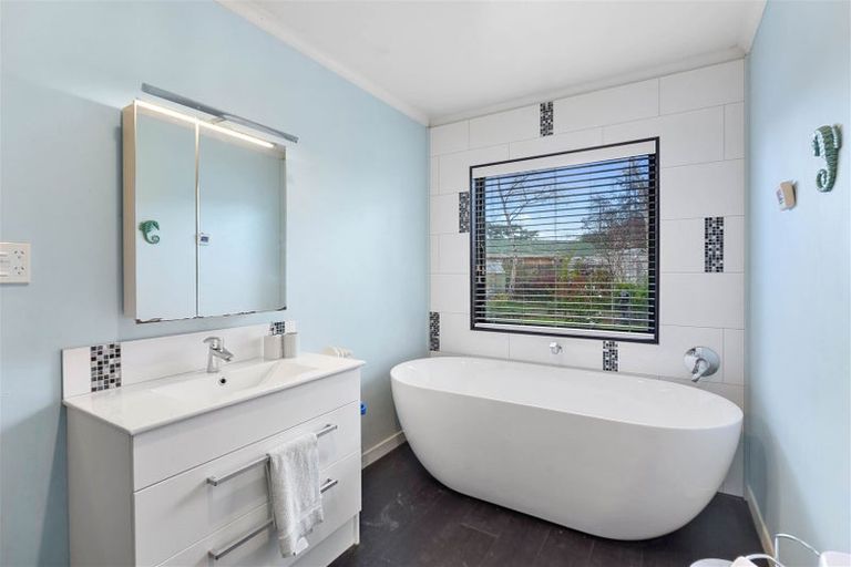 Photo of property in 43 Pehi Kupa Street, Waikanae, 5036