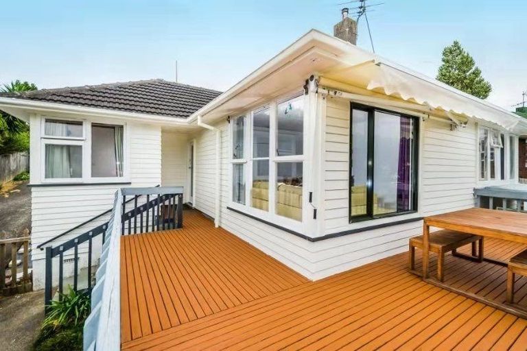Photo of property in 8 Greenslade Crescent, Northcote, Auckland, 0627