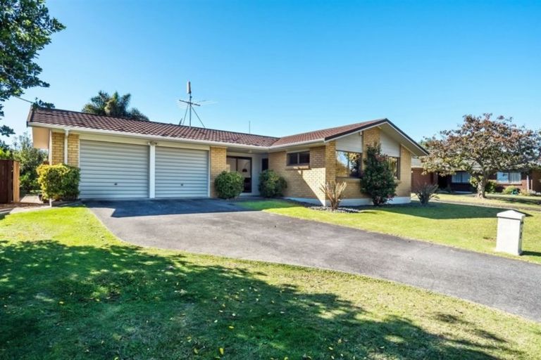Photo of property in 10 Donzella Place, Conifer Grove, Takanini, 2112