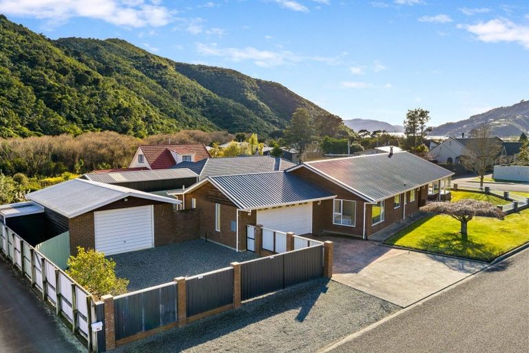Photo of property in 28 Ranui Street, Waikawa, Picton, 7220