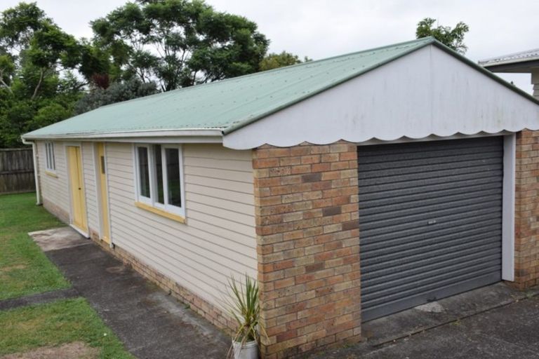 Photo of property in 25 Yeovil Road, Te Atatu Peninsula, Auckland, 0610