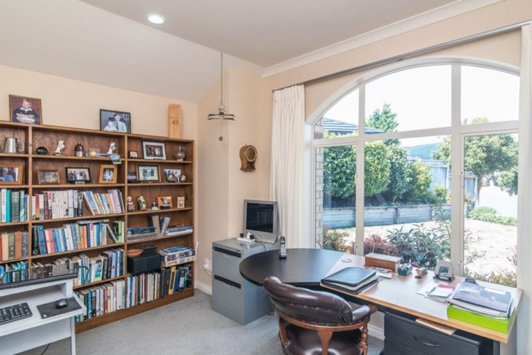 Photo of property in 28 Quadrant Heights, Paraparaumu, 5032