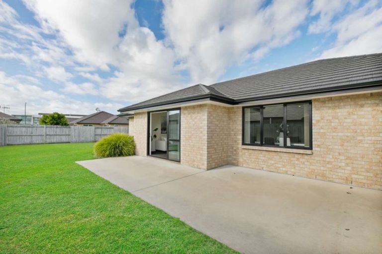 Photo of property in 37 Rainey Crescent, Papamoa Beach, Papamoa, 3118