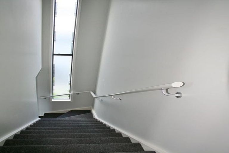 Photo of property in 16a Woodall Place, Totara Vale, Auckland, 0627