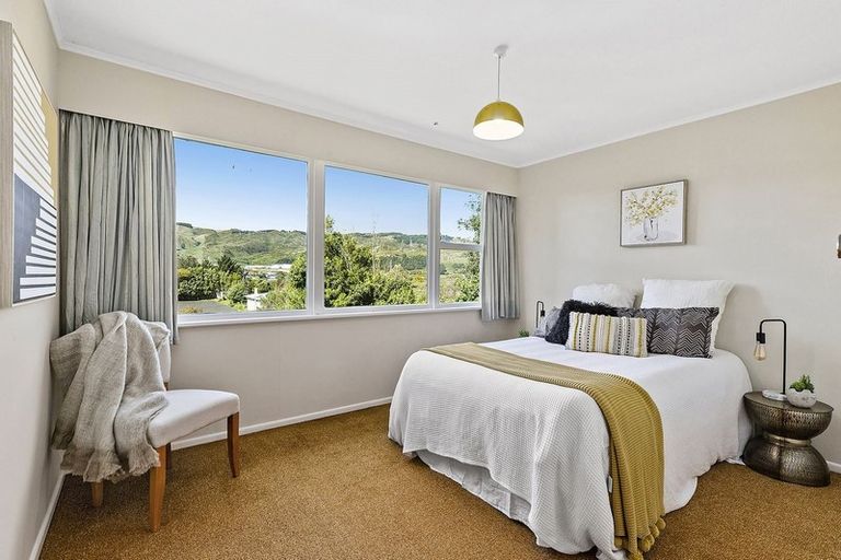 Photo of property in 17 Saint Edmund Crescent, Tawa, Wellington, 5028