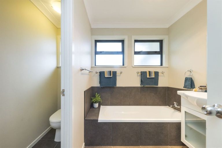 Photo of property in 4 Waicola Drive, Fitzherbert, Palmerston North, 4471