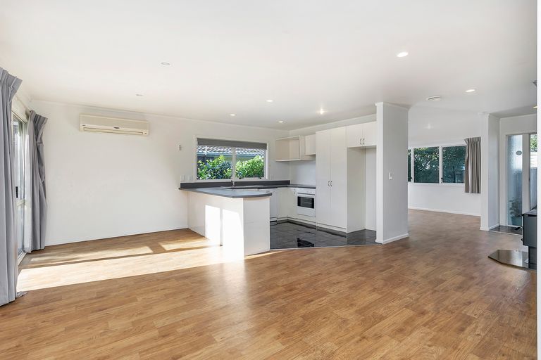 Photo of property in 19 Zefiro Drive, Massey, Auckland, 0614