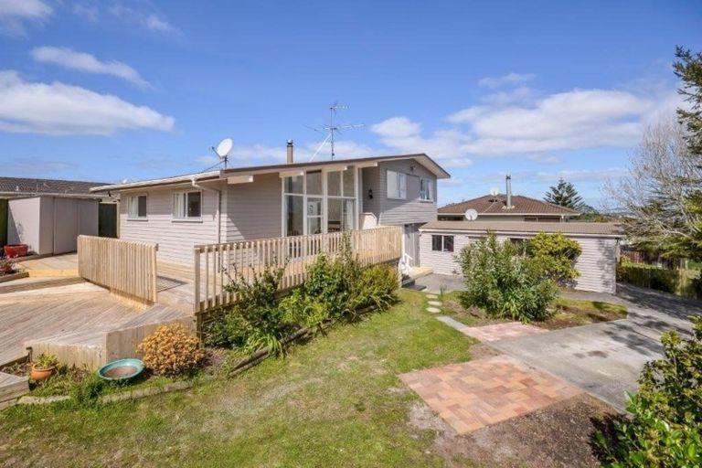 Photo of property in 4 Cassia Place, Sunnynook, Auckland, 0620