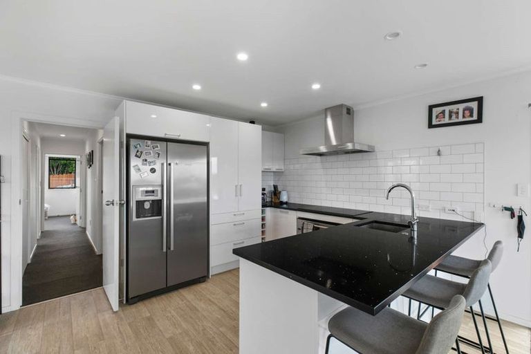 Photo of property in 15 Rosario Crescent, Red Beach, 0932