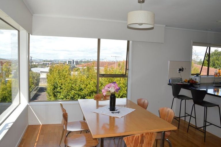 Photo of property in 1/61 Forrest Hill Road, Milford, Auckland, 0620