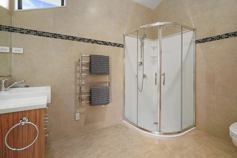 Photo of property in 102 Lake Panorama Drive, Henderson Valley, Auckland, 0612