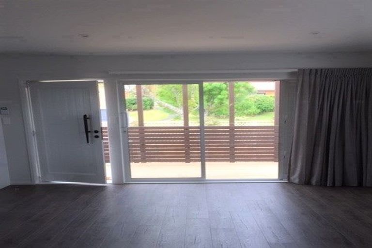 Photo of property in 8 Marina View Drive, West Harbour, Auckland, 0618