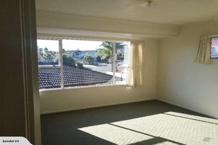 Photo of property in 1/46 John Dee Crescent, Red Beach, 0932