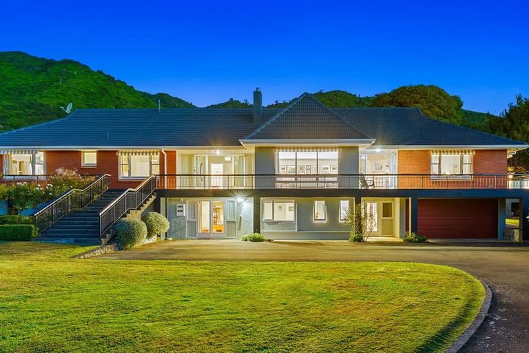 Photo of property in 52-56 Winara Avenue, Waikanae, 5036