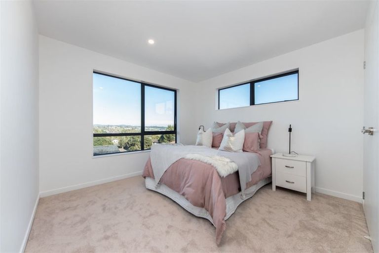 Photo of property in 7a Woodhouse Place, West Harbour, Auckland, 0618