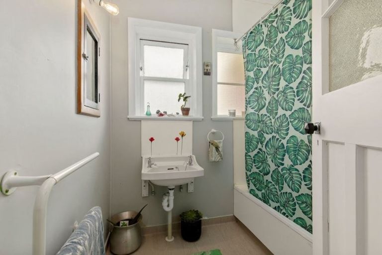 Photo of property in 25 Pirie Crescent, Moera, Lower Hutt, 5010