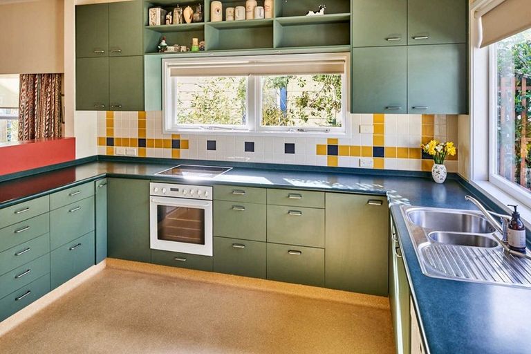 Photo of property in 143 Marine Parade, Eastbourne, Lower Hutt, 5013