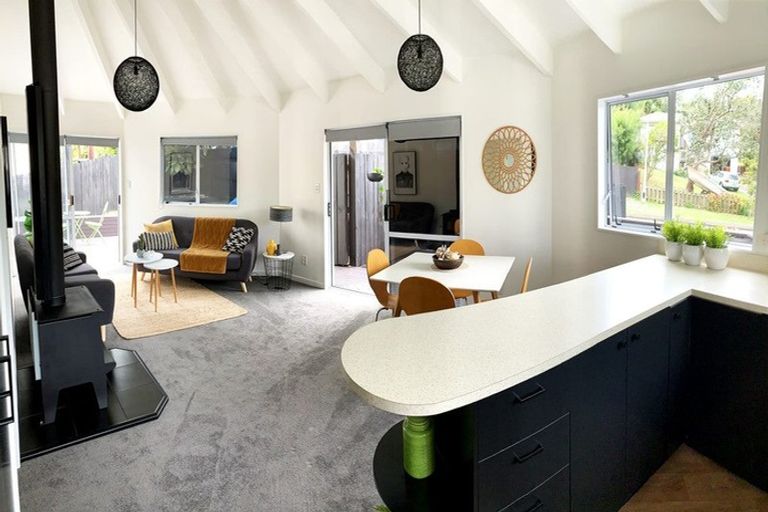 Photo of property in 2 Hanui Place, Massey, Auckland, 0614