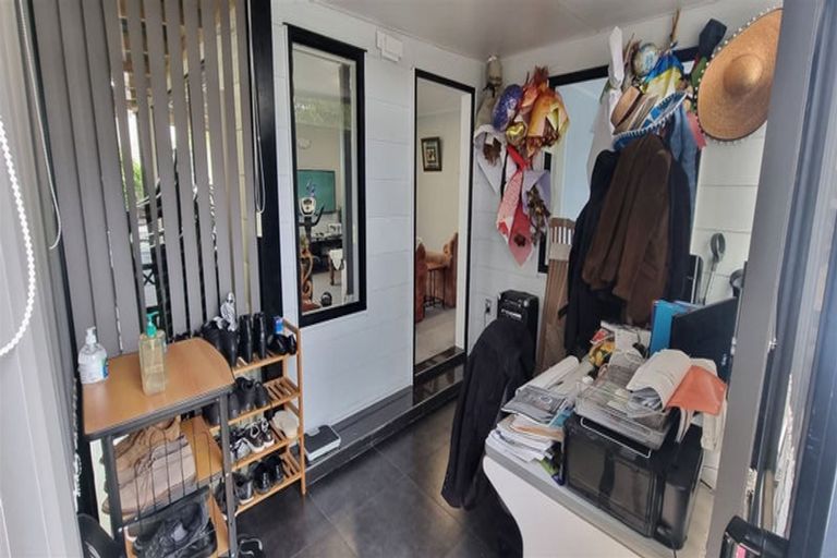 Photo of property in 8a Fruitvale Road, New Lynn, Auckland, 0600