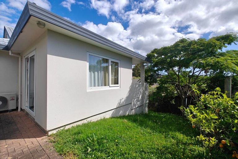 Photo of property in 31 Mandeville Place, Unsworth Heights, Auckland, 0632