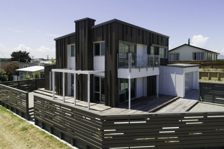 Photo of property in 1 Roore Street, Foxton Beach, Foxton, 4815