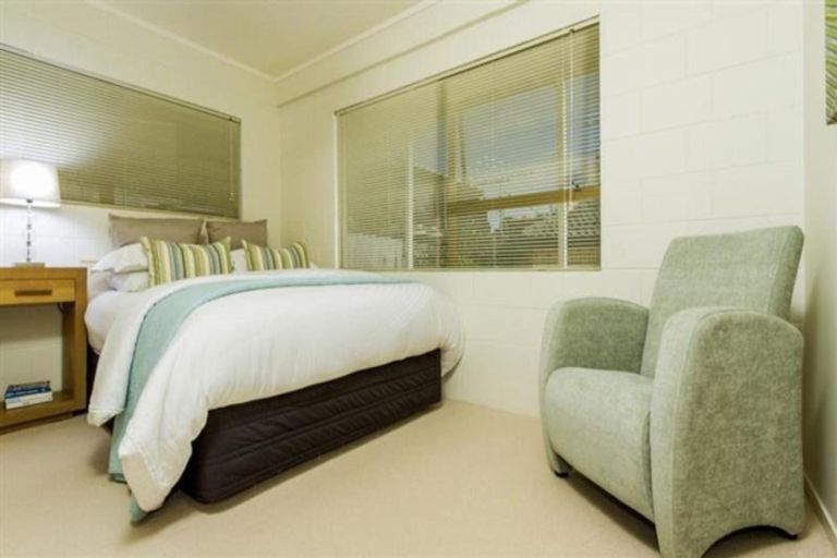 Photo of property in 18 Folkestone Street, Murrays Bay, Auckland, 0630