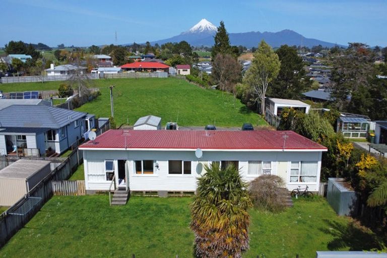Photo of property in 418a-c Carrington Street, Upper Vogeltown, New Plymouth, 4310
