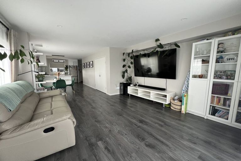 Photo of property in 11 Lumbarda Drive, Kumeu, 0810