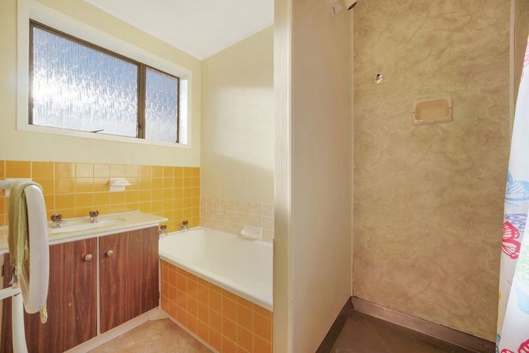 Photo of property in 2/13 Northall Road, New Lynn, Auckland, 0600