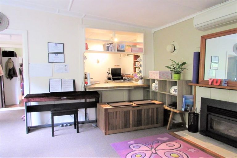 Photo of property in 126 Pinehaven Road, Pinehaven, Upper Hutt, 5019